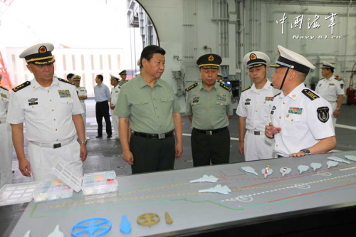 習近平一直十分關心我國第一艘航空母艦建設和部隊訓練。28日上午，他一下飛機就冒著風雨來到海軍某艦載機綜合試驗訓練基地，觀看艦載機滑躍起飛、阻攔著陸訓練，實地察看有關設備。當天下午，習近平又風雨兼程趕往大連，登上停泊在大連港的遼寧艦。攝影：解放軍報記者周朝榮