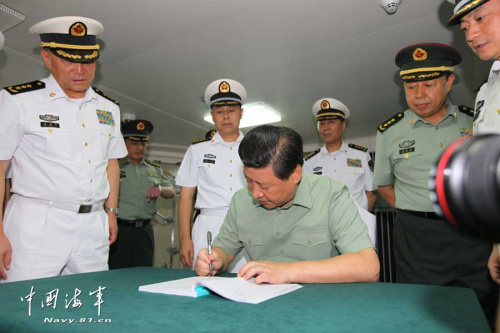 習近平一直十分關心我國第一艘航空母艦建設和部隊訓練。28日上午，他一下飛機就冒著風雨來到海軍某艦載機綜合試驗訓練基地，觀看艦載機滑躍起飛、阻攔著陸訓練，實地察看有關設備。當天下午，習近平又風雨兼程趕往大連，登上停泊在大連港的遼寧艦。攝影：解放軍報記者周朝榮