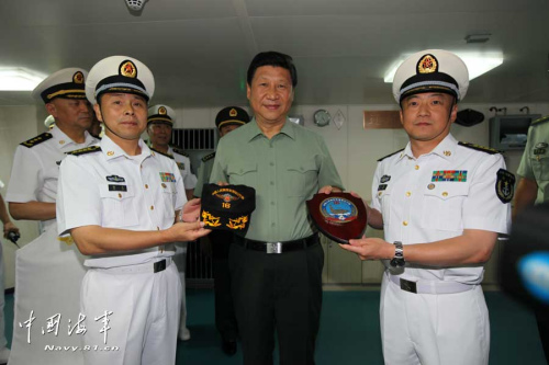 習(xí)近平一直十分關(guān)心我國第一艘航空母艦建設(shè)和部隊(duì)訓(xùn)練。28日上午，他一下飛機(jī)就冒著風(fēng)雨來到海軍某艦載機(jī)綜合試驗(yàn)訓(xùn)練基地，觀看艦載機(jī)滑躍起飛、阻攔著陸訓(xùn)練，實(shí)地察看有關(guān)設(shè)備。當(dāng)天下午，習(xí)近平又風(fēng)雨兼程趕往大連，登上停泊在大連港的遼寧艦。攝影：解放軍報(bào)記者周朝榮