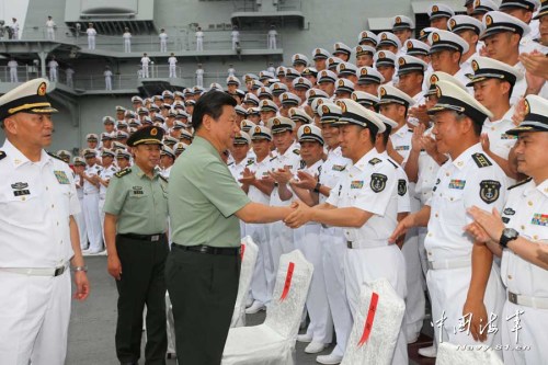 習(xí)近平一直十分關(guān)心我國第一艘航空母艦建設(shè)和部隊(duì)訓(xùn)練。28日上午，他一下飛機(jī)就冒著風(fēng)雨來到海軍某艦載機(jī)綜合試驗(yàn)訓(xùn)練基地，觀看艦載機(jī)滑躍起飛、阻攔著陸訓(xùn)練，實(shí)地察看有關(guān)設(shè)備。當(dāng)天下午，習(xí)近平又風(fēng)雨兼程趕往大連，登上停泊在大連港的遼寧艦。攝影：解放軍報(bào)記者周朝榮
