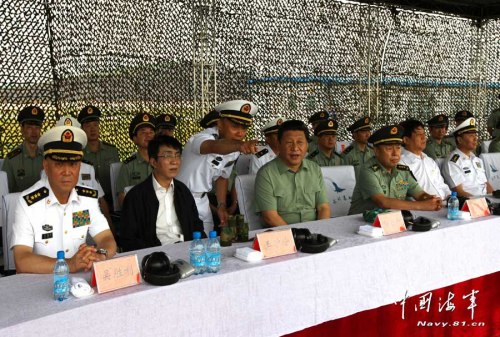 習近平一直十分關心我國第一艘航空母艦建設和部隊訓練。28日上午，他一下飛機就冒著風雨來到海軍某艦載機綜合試驗訓練基地，觀看艦載機滑躍起飛、阻攔著陸訓練，實地察看有關設備。當天下午，習近平又風雨兼程趕往大連，登上停泊在大連港的遼寧艦。攝影：解放軍報記者周朝榮