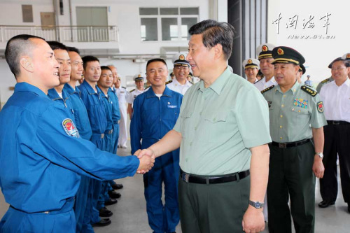 習近平一直十分關心我國第一艘航空母艦建設和部隊訓練。28日上午，他一下飛機就冒著風雨來到海軍某艦載機綜合試驗訓練基地，觀看艦載機滑躍起飛、阻攔著陸訓練，實地察看有關設備。當天下午，習近平又風雨兼程趕往大連，登上停泊在大連港的遼寧艦。攝影：解放軍報記者周朝榮