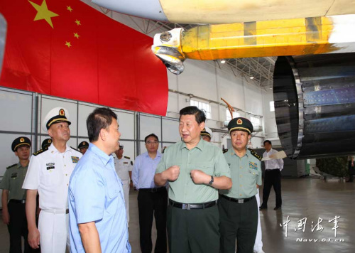 習(xí)近平一直十分關(guān)心我國第一艘航空母艦建設(shè)和部隊(duì)訓(xùn)練。28日上午，他一下飛機(jī)就冒著風(fēng)雨來到海軍某艦載機(jī)綜合試驗(yàn)訓(xùn)練基地，觀看艦載機(jī)滑躍起飛、阻攔著陸訓(xùn)練，實(shí)地察看有關(guān)設(shè)備。當(dāng)天下午，習(xí)近平又風(fēng)雨兼程趕往大連，登上停泊在大連港的遼寧艦。攝影：解放軍報(bào)記者周朝榮