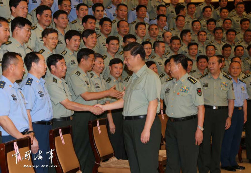 習(xí)近平一直十分關(guān)心我國第一艘航空母艦建設(shè)和部隊(duì)訓(xùn)練。28日上午，他一下飛機(jī)就冒著風(fēng)雨來到海軍某艦載機(jī)綜合試驗(yàn)訓(xùn)練基地，觀看艦載機(jī)滑躍起飛、阻攔著陸訓(xùn)練，實(shí)地察看有關(guān)設(shè)備。當(dāng)天下午，習(xí)近平又風(fēng)雨兼程趕往大連，登上停泊在大連港的遼寧艦。攝影：解放軍報(bào)記者周朝榮