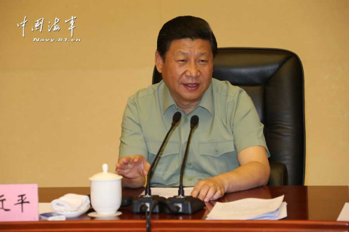 習近平一直十分關心我國第一艘航空母艦建設和部隊訓練。28日上午，他一下飛機就冒著風雨來到海軍某艦載機綜合試驗訓練基地，觀看艦載機滑躍起飛、阻攔著陸訓練，實地察看有關設備。當天下午，習近平又風雨兼程趕往大連，登上停泊在大連港的遼寧艦。攝影：解放軍報記者周朝榮