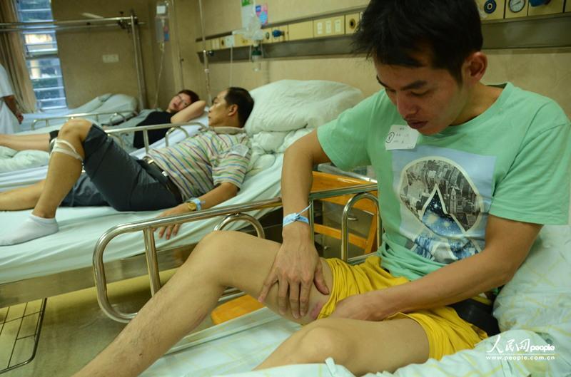 許先生大腿處有一塊擦傷。田偉 攝