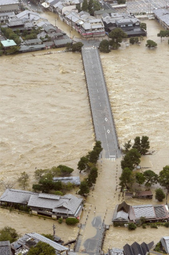 臺風(fēng)“萬宜”貫穿日本列島致2人死4人失蹤（圖）
