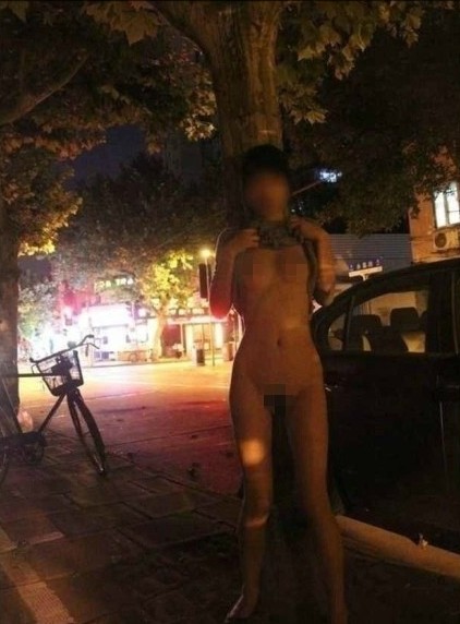 上海鬧市裸拍門照片尺度驚人，全裸無視路人挑逗驚呆網友