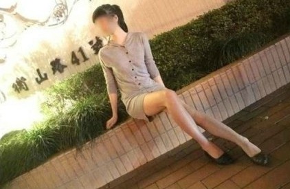 上海鬧市裸拍門照片尺度驚人，全裸無視路人挑逗驚呆網(wǎng)友