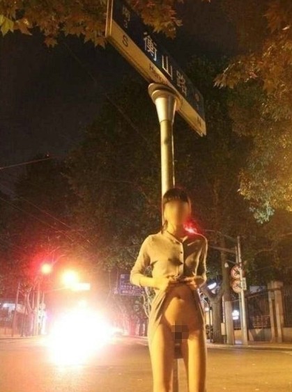 上海鬧市裸拍門照片尺度驚人，全裸無視路人挑逗驚呆網(wǎng)友