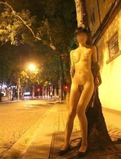 上海鬧市裸拍門照片尺度驚人，全裸無視路人挑逗驚呆網友