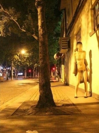 上海鬧市裸拍門照片尺度驚人，全裸無視路人挑逗驚呆網(wǎng)友