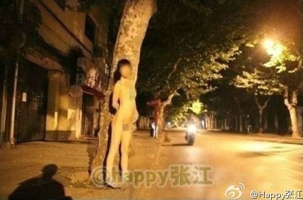 上海鬧市裸拍門照片尺度驚人，全裸無(wú)視路人挑逗驚呆網(wǎng)友