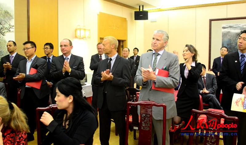 中國駐舊金山總領事袁南生在官邸設宴，為年內二度訪問中國的舊金山市長李孟賢餞行。來自舊金山的各界人士逾一百人出席了晚宴。人民網李牧 攝
