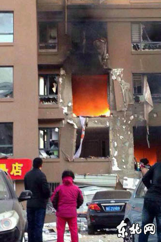 黑龍江雞西住宅樓發生爆炸起火已致2死25傷（圖）