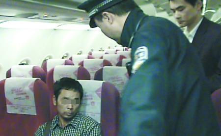 男子自稱丟手機不下飛機導致航班延誤4小時（圖）