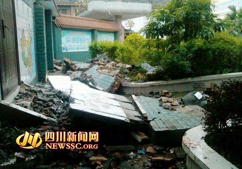 四川瀘州一小學外圍墻垮塌已致學生3死6傷（圖）