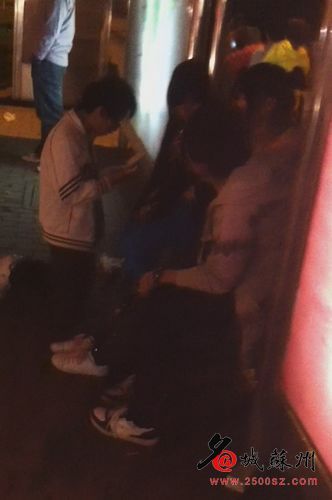小學生公交站臺跪地求愛摟摟抱抱 同學鼓掌祝賀