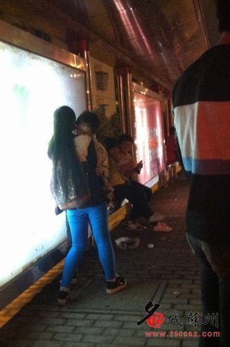 小學生公交站臺跪地求愛摟摟抱抱 同學鼓掌祝賀