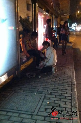 小學生公交站臺跪地求愛摟摟抱抱 同學鼓掌祝賀