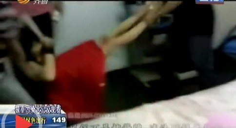 泰安伴娘事件續(xù):新娘稱(chēng)扒衣是習(xí)俗 并已事前告知