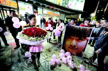 男子用萬枚圖釘拼女友頭像浪漫求婚成功“脫光”