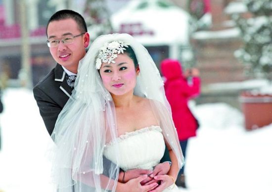 哈爾濱新娘雪中拍婚紗照反差大有個性（圖）