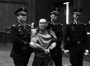 昨天上午，大興摔死女童案二審塵埃落定。北京市高院依法駁回韓磊上訴，維持死刑原判。市高院將對(duì)死刑判決結(jié)果報(bào)請(qǐng)最高人民法院核準(zhǔn)。新華社發(fā)