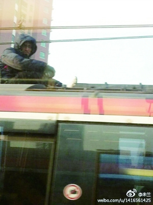 男子爬車頂逼停上海地鐵4天內(nèi)發(fā)生兩起類似事件