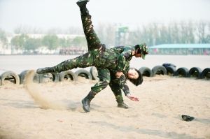 解放軍首支女子特戰(zhàn)連揭秘：訓(xùn)練長肉穿不上緊身褲