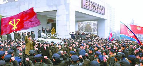 朝鮮11日繼續(xù)展開(kāi)大規(guī)模批判張成澤運(yùn)動(dòng)。圖為朝鮮金策工業(yè)大學(xué)的青年學(xué)生宣誓擁護(hù)領(lǐng)袖金正恩。