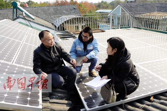 桂林男子自家樓頂裝太陽能電池板 每天發電近20度