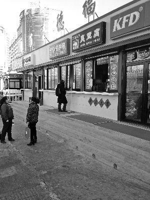 昨日，記者在現場看到，裝修完畢的商鋪已開業。