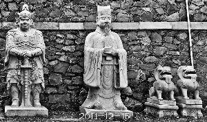 由吳先生提供的拍攝于2011年12月15日的照片可清晰看到兩個石獸。