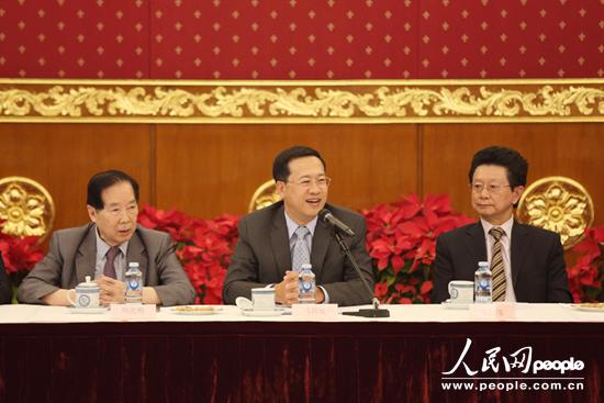 馬朝旭大使與澳大利亞澳洲潮州同鄉會董事局主席周光明（左一）、澳大利亞新州華人團體協會主席吳昌茂（右一）