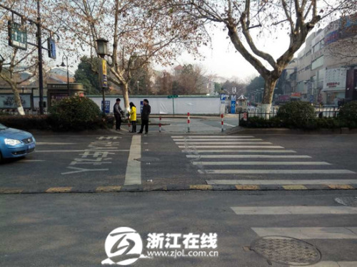 保時捷撞上西湖邊擺攤孕婦丈夫上前阻攔被撞身亡