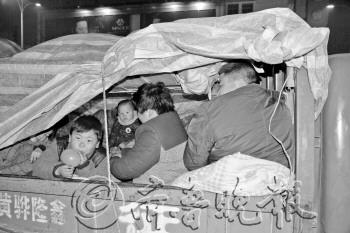 38農(nóng)民工欲乘三輪跋涉3千里返鄉(xiāng)交警安排大巴護(hù)送
