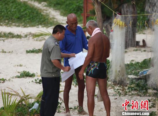 三亞公共海灘裸泳現(xiàn)象屢禁不絕市民繞路散步（圖）