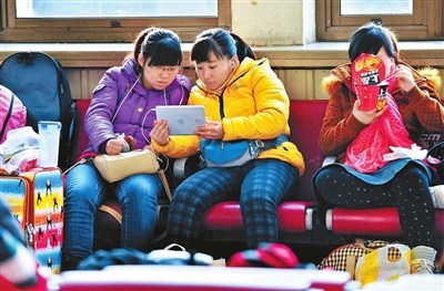  昨日，北京站公共WIFI難以登錄，但阻擋不了候車室內候車的旅客用自帶的WIFI上網