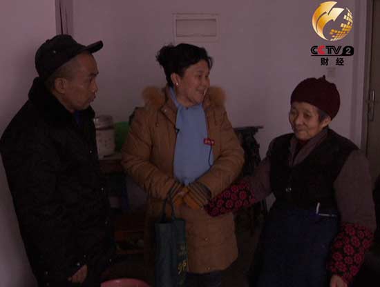 胡婆婆看望更年長的老人和他的傻兒子