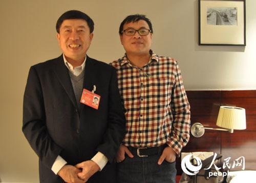 全國政協委員白先進與記者合影