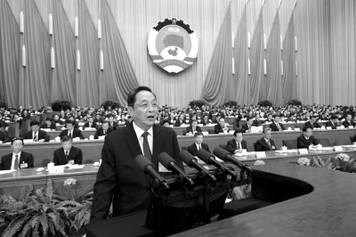 俞正聲向大會做工作報告。新華社發