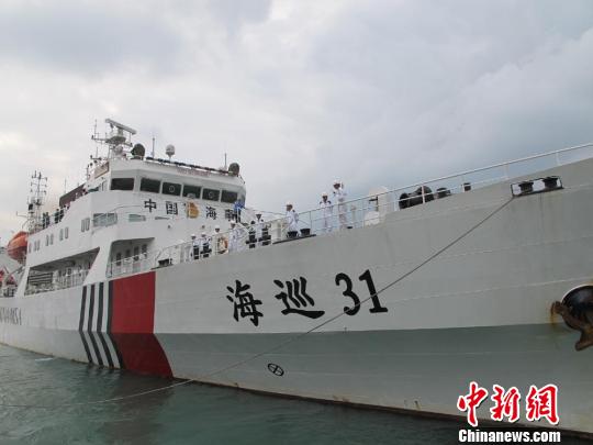 中國海巡31船搭載救援直升機前往馬航客機失聯海域
