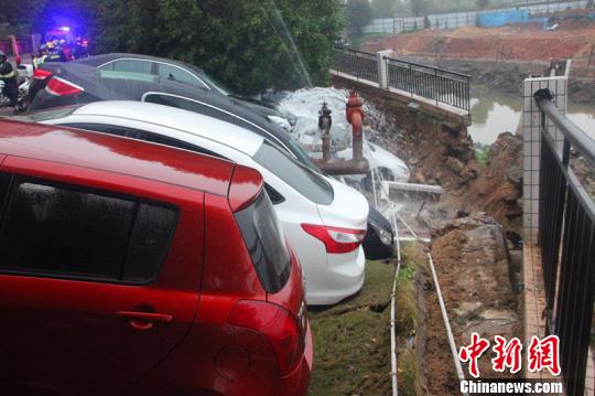廣東中山一樓盤地陷8臺小車落坑無人員受傷（圖）