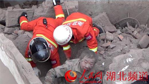湖北荊州一房屋倒塌 4名被埋壓農民工獲救