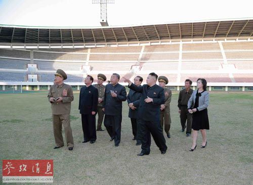 韓報：金正恩公開活動帶智能手機與李雪主聯系