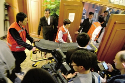 急救人員進入麗都飯店家屬區(qū)。