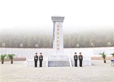 　　昨天，市民自發來到昌平烈士陵園祭掃攝影/本報記者李澤偉
