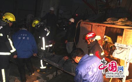 杭州一工地起重機吊臂倒塌 消防救出被壓工人(圖)
