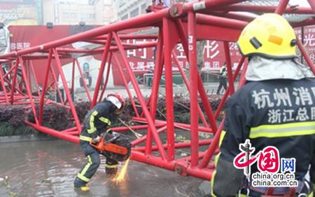 杭州一工地起重機吊臂倒塌 消防救出被壓工人(圖)